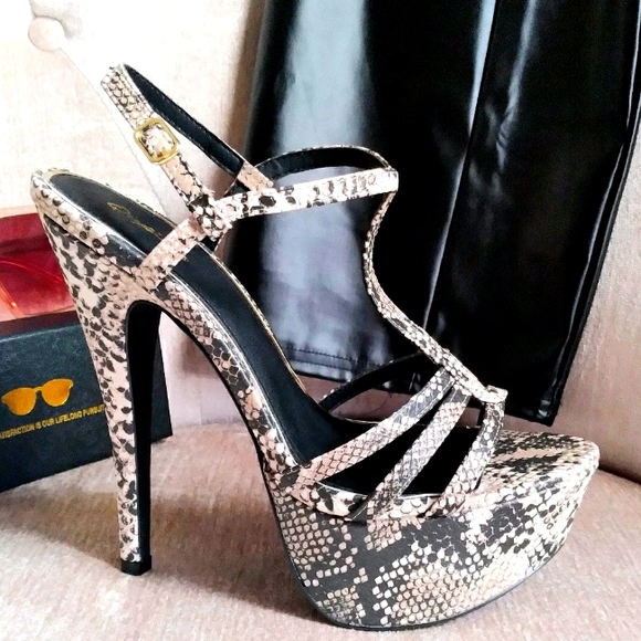 Snakeskin Heel - Picture 1 of 5